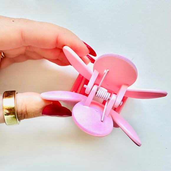 NEW FREE PEOPLE Light Baby Pink Daisy Flower Claw Clip Hair Retro Oversized Updo - Picture 4 of 7